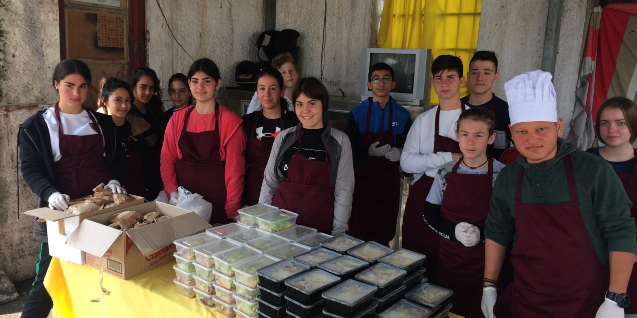 Εβδομάδα εθελοντισμού – Προσφορά γεύματος στους πρόσφυγες του νησιού